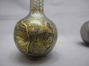 鉄地金銀象嵌窓絵図花瓶一対　１側面図