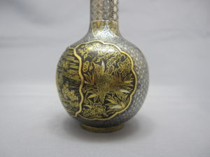 鉄地金銀象嵌窓絵図花瓶一対　２側面図