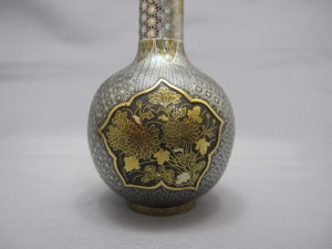 鉄地金銀象嵌窓絵図花瓶一対　２側面図
