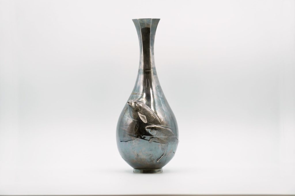 横山政行純銀水面双鯉浮彫花瓶