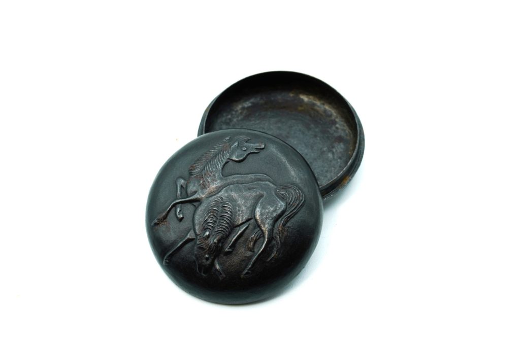 山下宗久鉄打出双馬図香合②