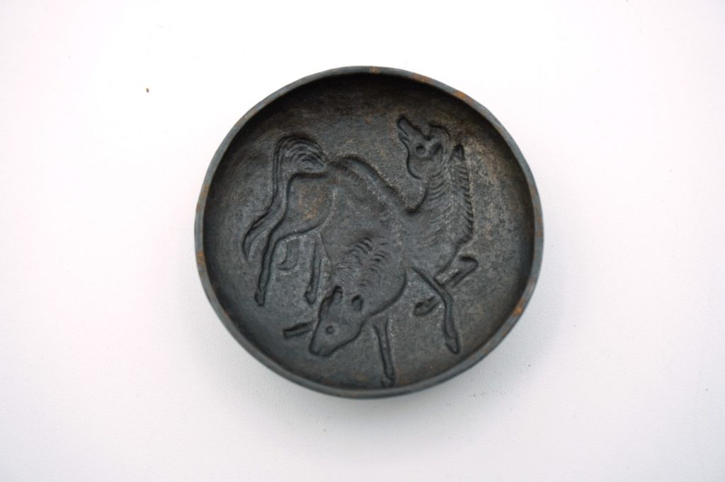 山下宗久鉄打出双馬図香合 蓋裏面