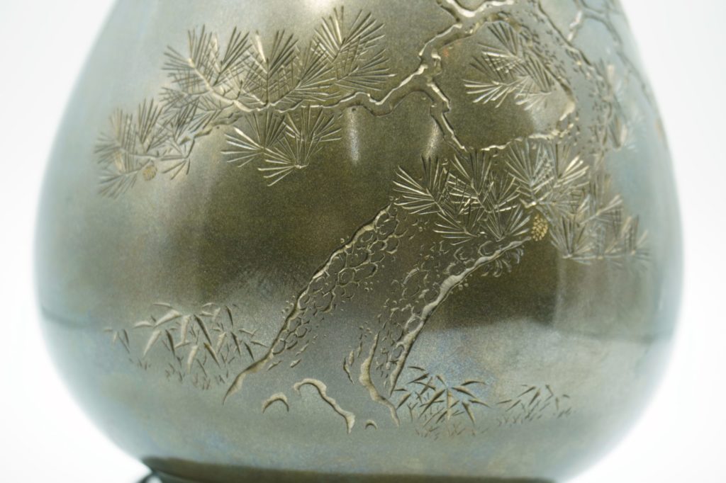 池田隆雄朧銀老松双鶴色絵象嵌片切彫花瓶老松拡大２