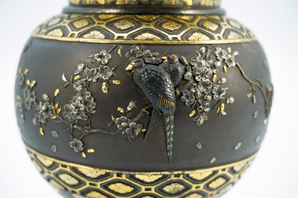 鉄地象嵌桜花樹上鳥図香炉 図柄拡大①