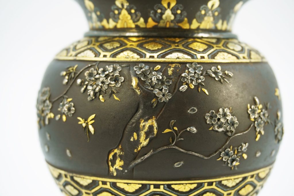 鉄地象嵌桜花樹上鳥図香炉 図柄拡大②