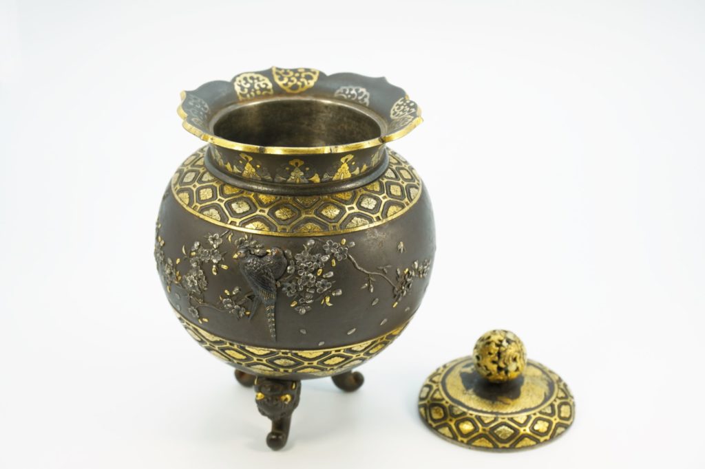 鉄地象嵌桜花樹上鳥図香炉⑤